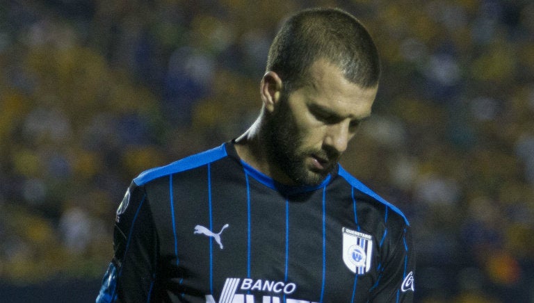 Emanuel Villa, en un partido de Gallos Blancos 