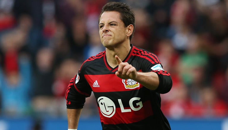 Chicharito festeja un gol con el Leverkusen