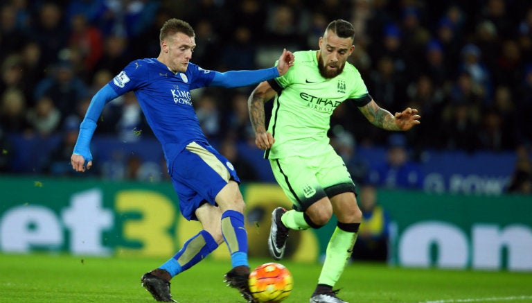 Vardy saca disparo en juego contra Manchester City 