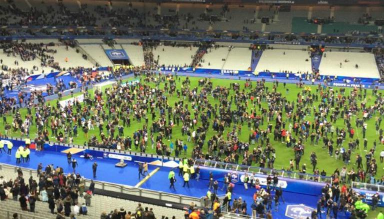 Afición invade la cancha tras los atentados en Francia