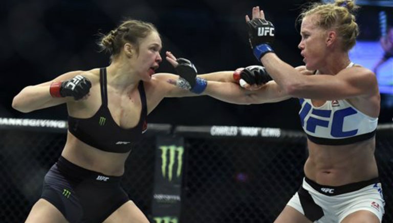 Rousey golpea a Holm sobre el octágono