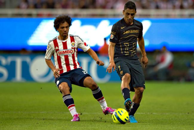 Ramis conduce el balón en juego contra Chivas