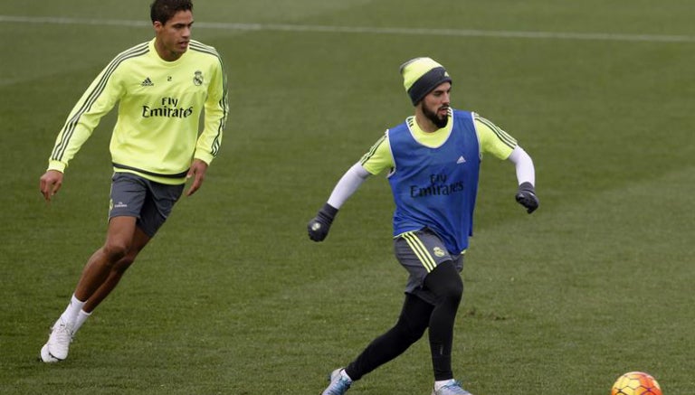 Isco conduce el balón ante la marca de Varane