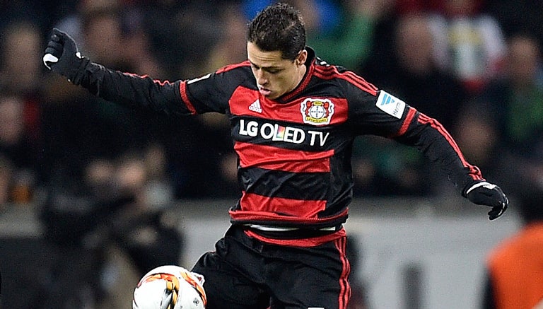 Chicharito en un partido con el Bayer Leverkusen