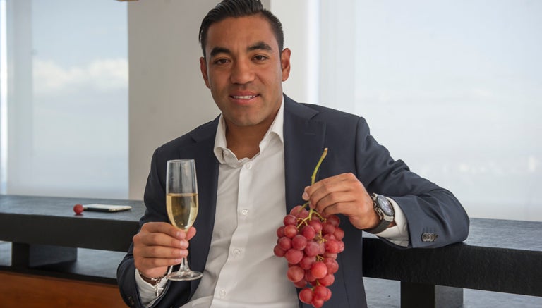 Marco Fabián posa con su copa y un ramo de uvas