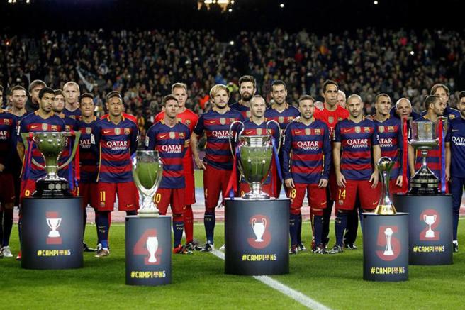 Los culés posan con sus trofeos