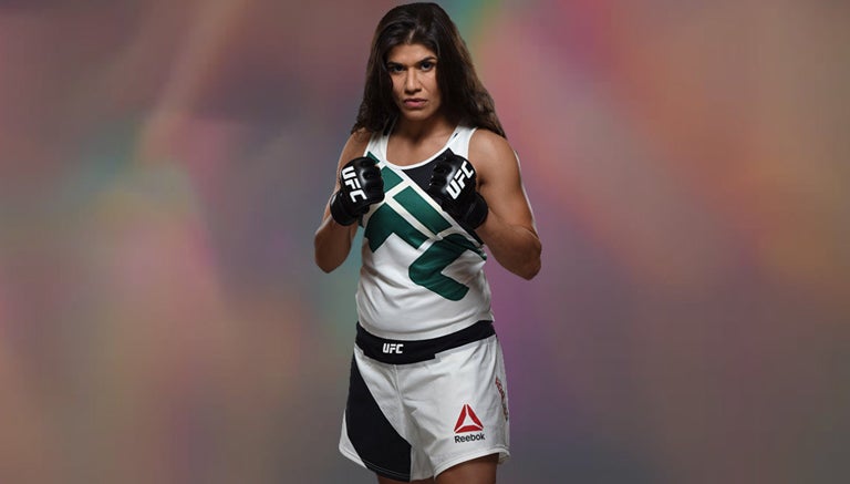 Jessica Aguilar posa con su atuendo de UFC