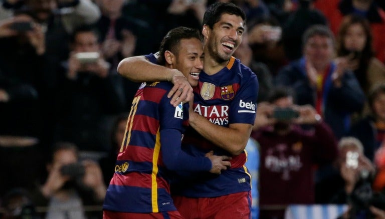 Luis Suárez y Neymar festejan un gol