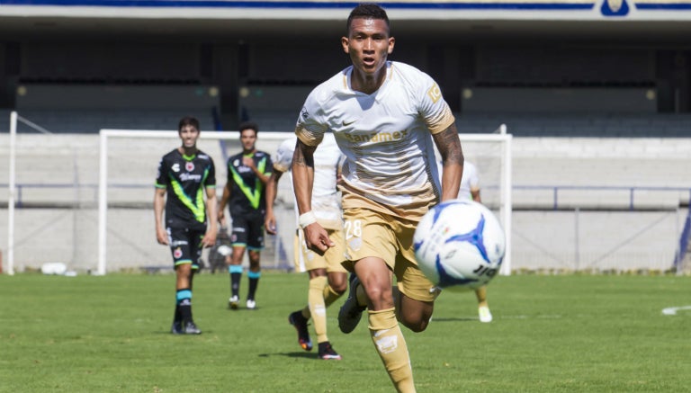 Francisco Meza en su debut con Pumas