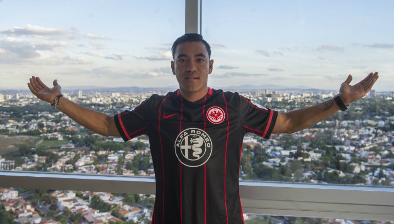 Fabián posa con la playera del Eintracht Frankfurt