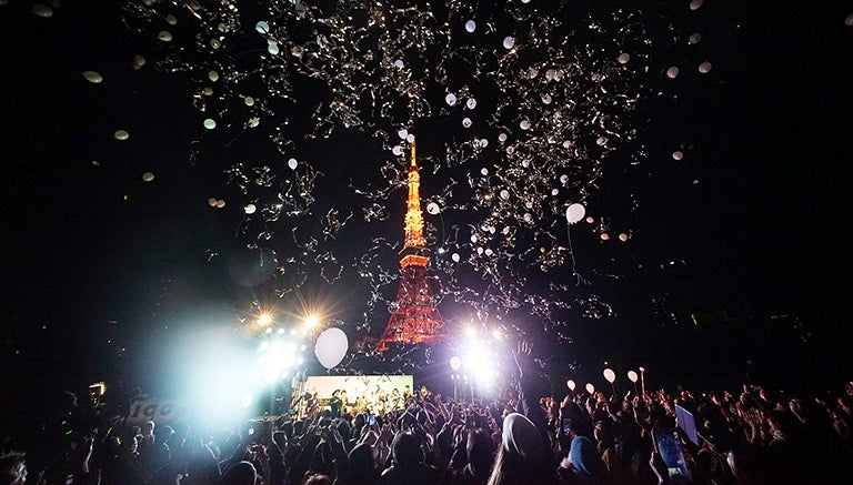 Globos flotan alrededor de la Torre de Tokio