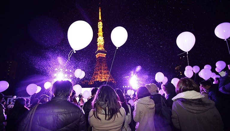 Japoneses sueltan globos en la Tokio Tower