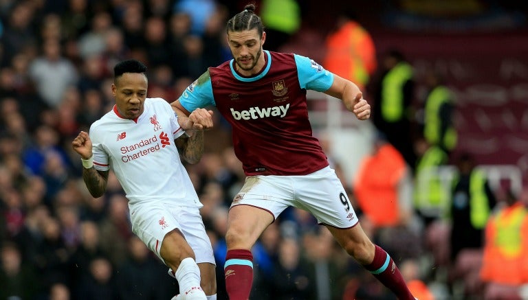 Andy Carroll pelea un balón frente a Clyne