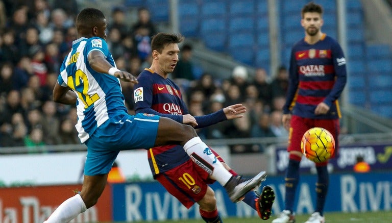 Messi saca un remate durante el encuentro frente al Espanyol