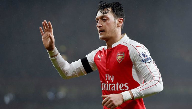 Özil saluda a la afición del United