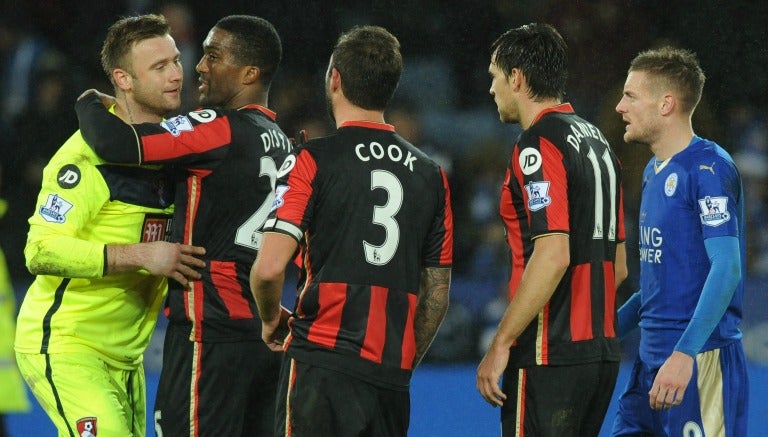 Jugadores del Bournemouth celebran con Boruc, después de parar un penalti