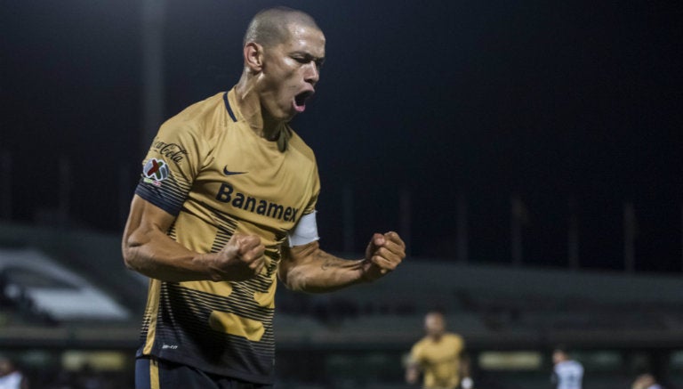 Darío Verón festeja un gol con Pumas