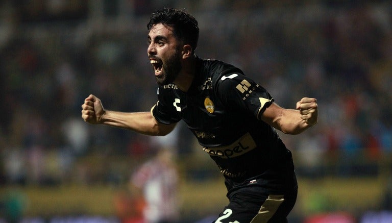 Nestor Vidrio celebra un gol con Dorados