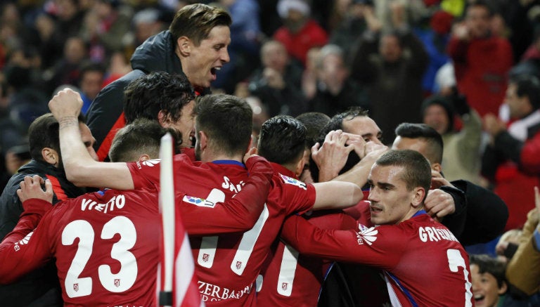 Jagadores de Atlético de Madrid festejan el gol de la victoria contra Levante 