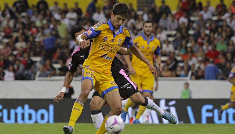 Damm cubre el balón en juego contra el Atlas