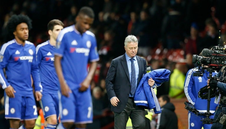 Guus Hiddink camina junto a sus jugadores al final de un partido