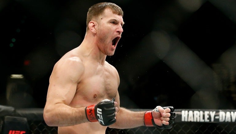 Stipe Miocic festeja después del triunfo