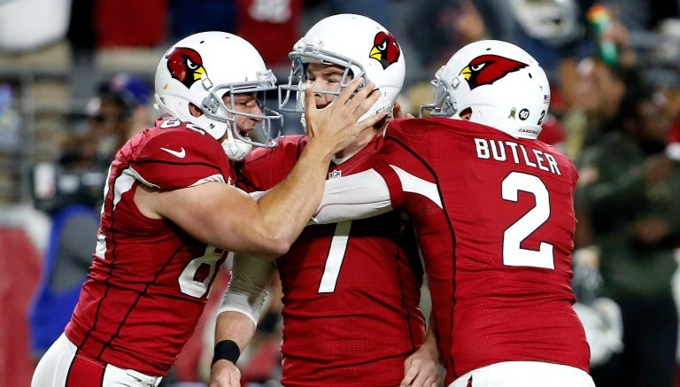 Jugadores de Cardenales festejan después de un touchdown