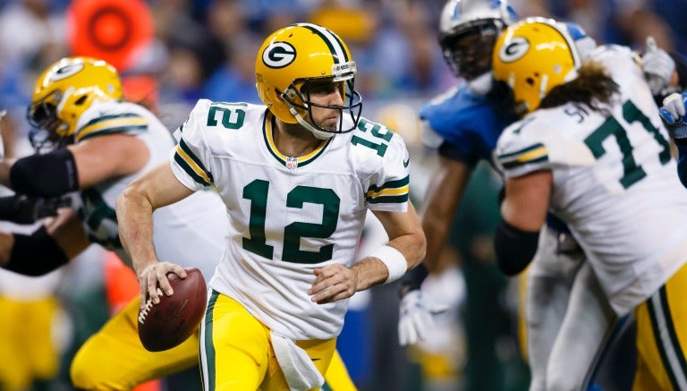 Aaron Rodgers intenta mandar un pase 