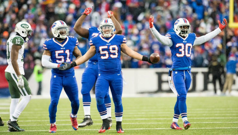 Jugadores de Bills festejan tras el triunfo