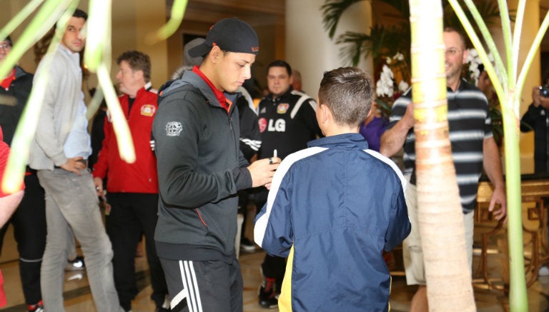 Chicharito regala un autógrafo a niño 