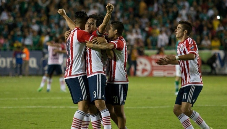 Jugadores de Chivas celebran un gol 