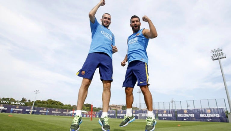 Aleix Vidal y Arda Turan en un entrenamiento con el Barcleona