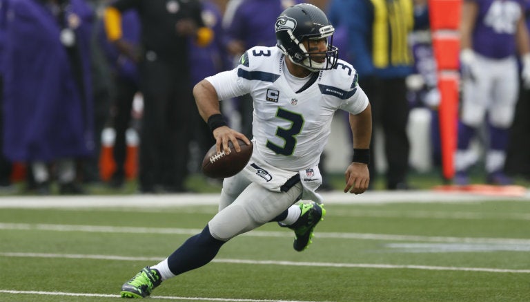 Russell Wilson corre con el ovoide 