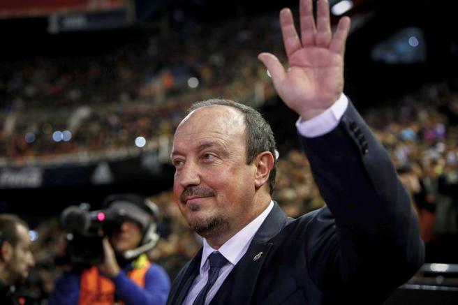 Benítez saluda a la tribuna en Valencia