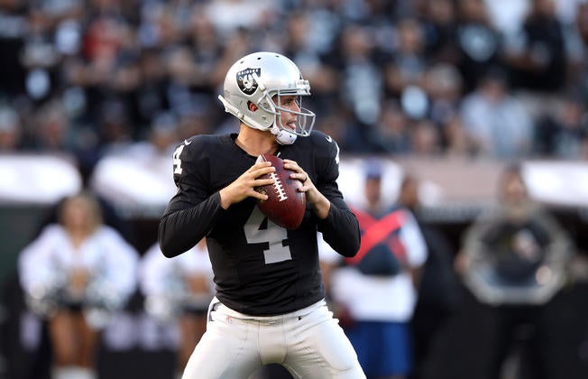 Carr prepara un pase en un juego de los Raiders