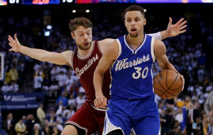 Stephen Curry en un juego con los Warriors