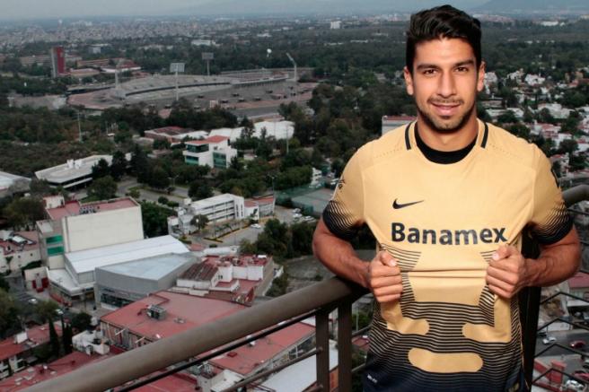 El delantero de Pumas posa para RÉCORD con la playera del equipo del Pedregal