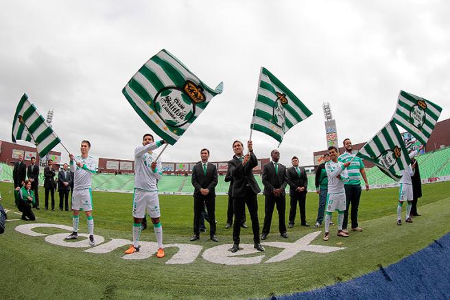 Los jugadores de Santos, ondeando las banderas del club