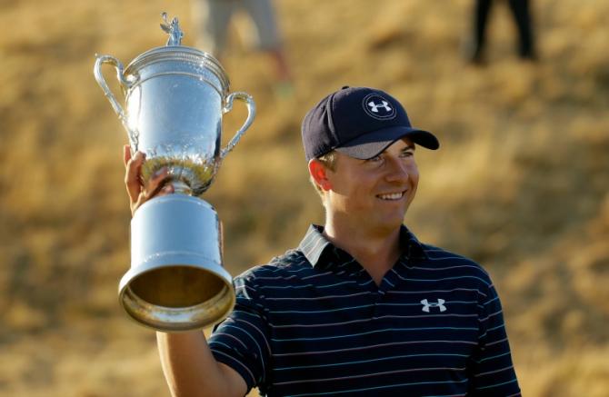 Jordan Spieth levanta un trofeo