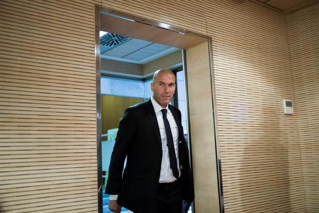 Zidane entra a la sala de prensa del Real Madrid