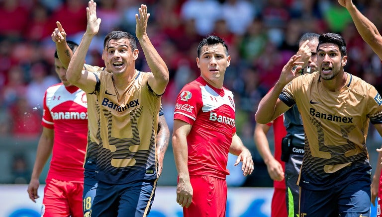 Pumas y Toluca en un enfrentamiento del Apertura 2015