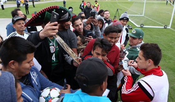 La búsqueda por un autógrafo de Chicharito era constante 