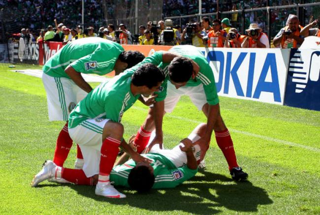 Miguel Sabah es felicitado por gol en el hexagonal