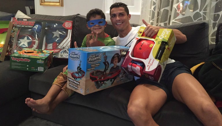 Cristiano Ronaldo junto a su pequeño hijo