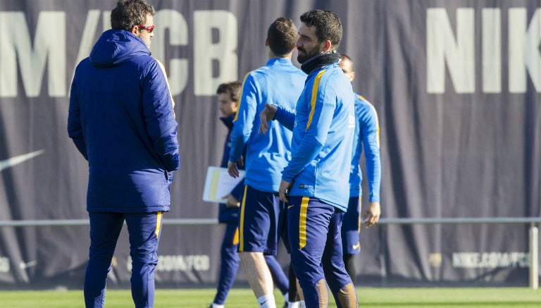 Turan dialoga con Luis Enrique, entrenador del Barcelona