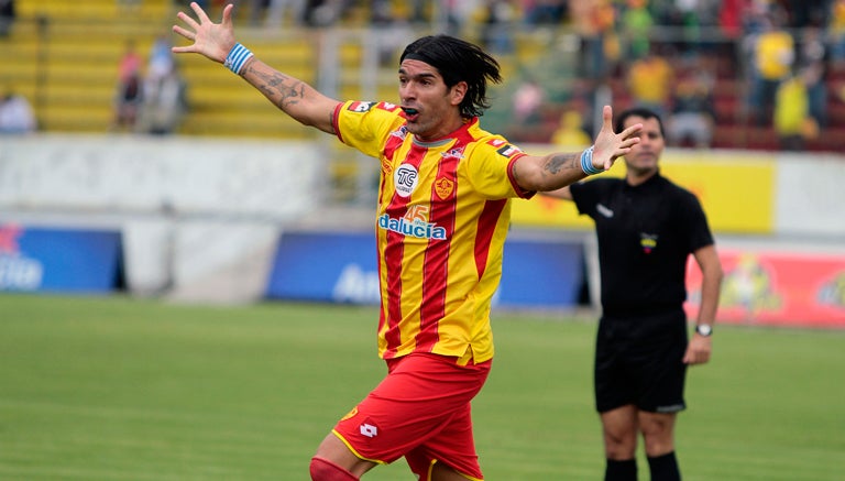 Abreu celebra un gol con el Auca ecuatoriano