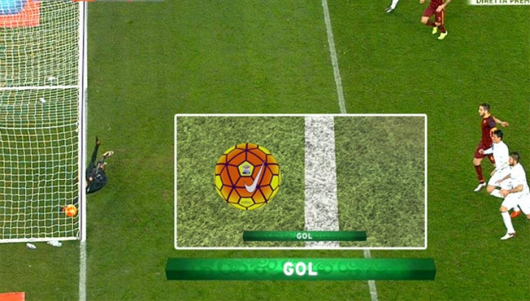 Momento en que el balón rebasa por completo la línea de gol