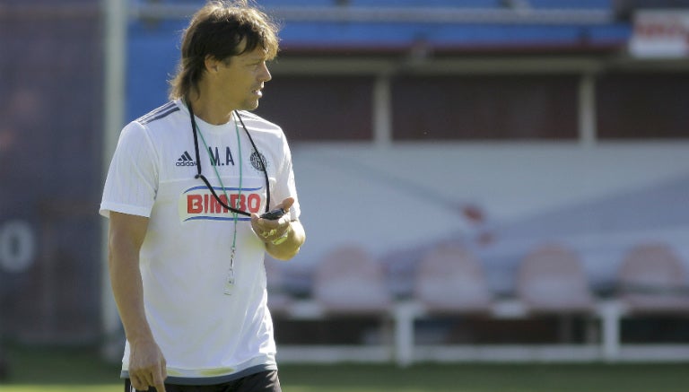 Almeyda en entrenamiento con Chivas