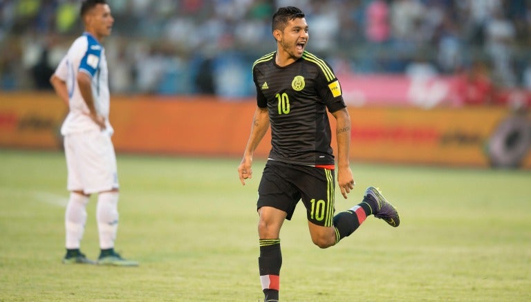 Tecatito celebra un gol con la Selección Mexicana