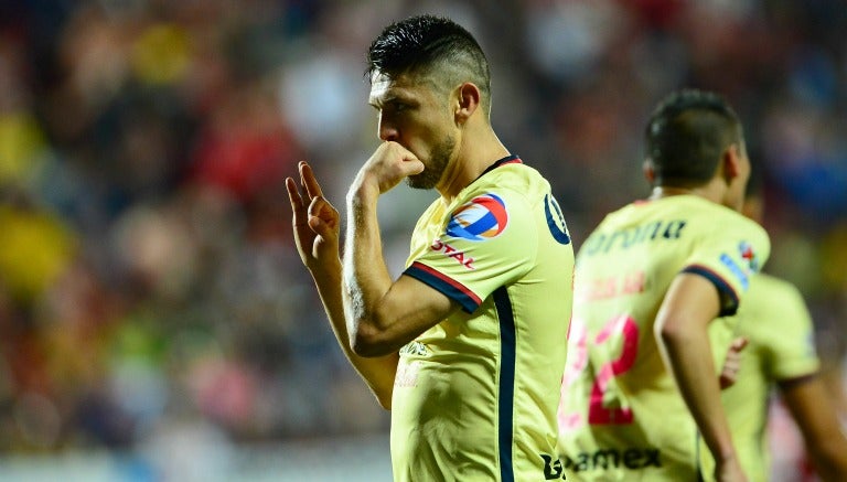 Oribe Peralta celebra un gol con el América